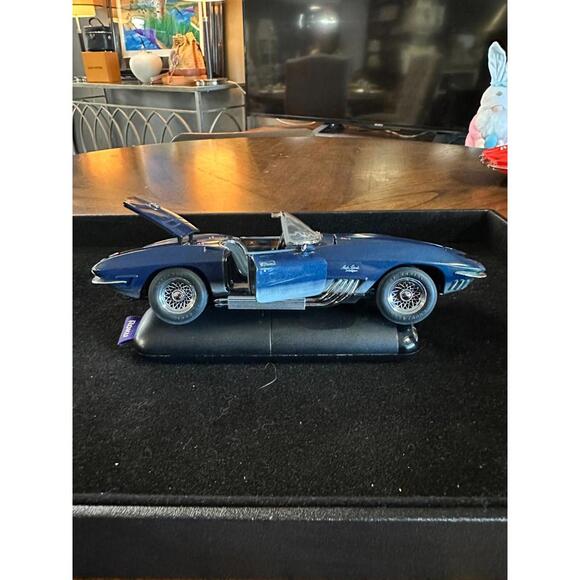 1965 Chevy Corvette Mako Shark hard top Convertible w tags and box FM 1/24